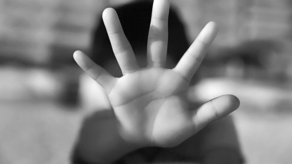 A fost promulgată legea care interzice agresorilor sexuali condamnaţi să lucreze sau să facă voluntariat în şcoli, spitale, centre de îngrijire, centre sportive