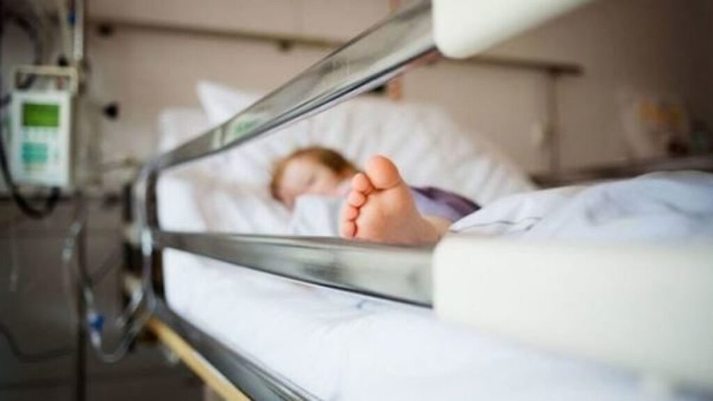 Gorj: Fetița de 4 ani adusă în comă la spital de mama sa a murit după aproape o lună