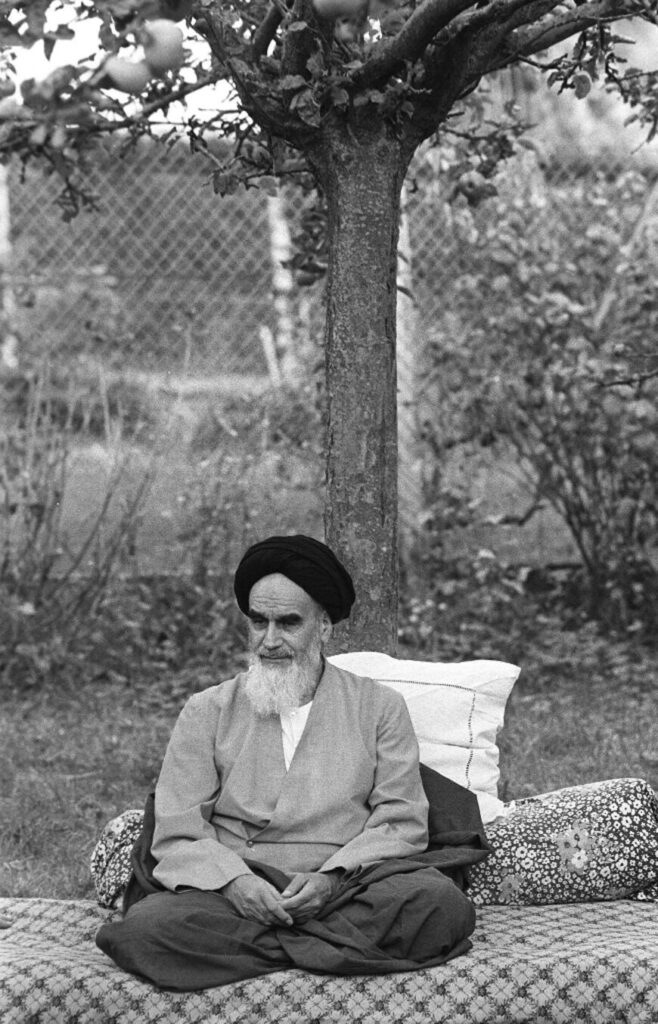 Ayatollahul Ruhollah Khomeini în grădina vilei din Neauphle-Le-Chateau care a fost exilul său înainte de întoarcerea sa triumfătoare în Iran