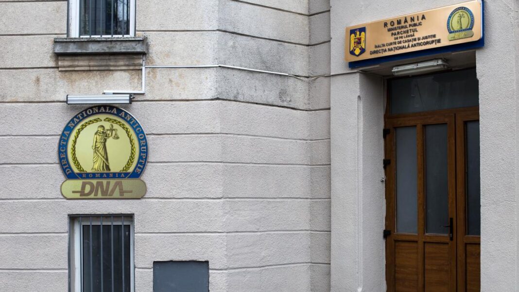 Doi șefi de vamă din Portul Constanța, reținuți de DNA pentru luare de mită