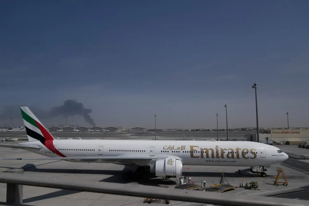 Emiratele redeschid traficul aerian pe coridoare sigure, cu o capacitate de aproape 50 de zboruri pe oră