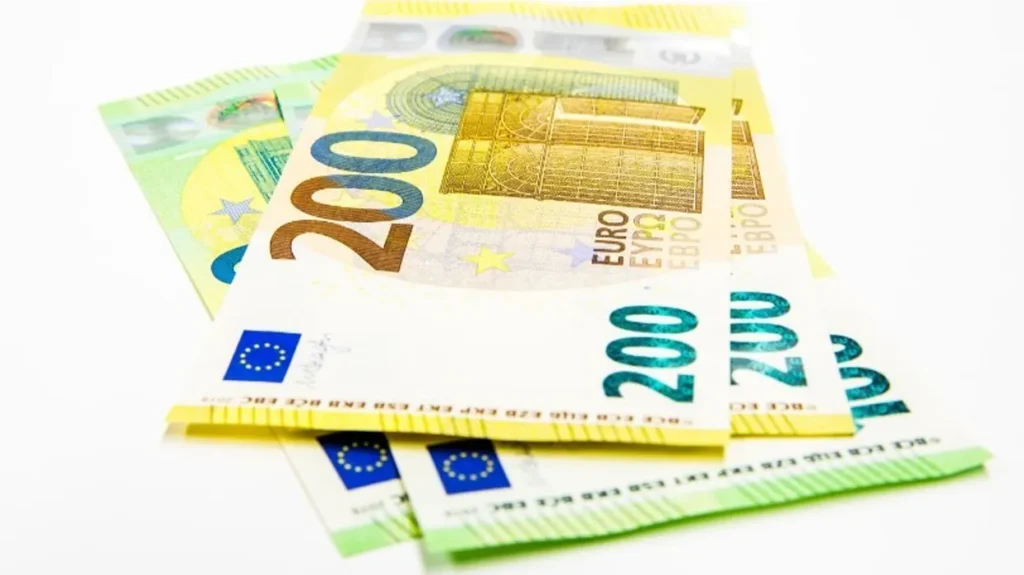 Cuplu reţinut pentru că a cumpărat telefoane cu euro falși și le-a băgat la amanet