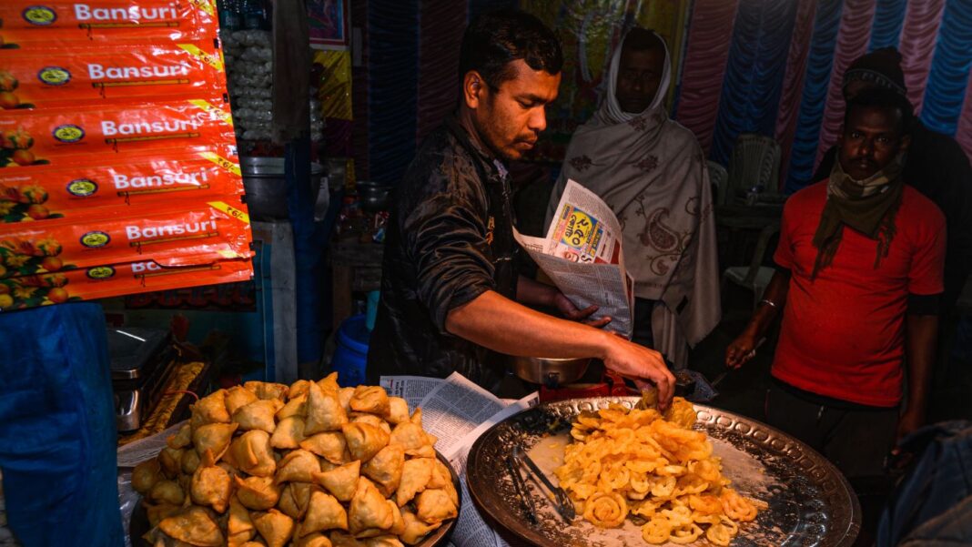 Un vânzător cu samosa în Bengalul de Vest, India