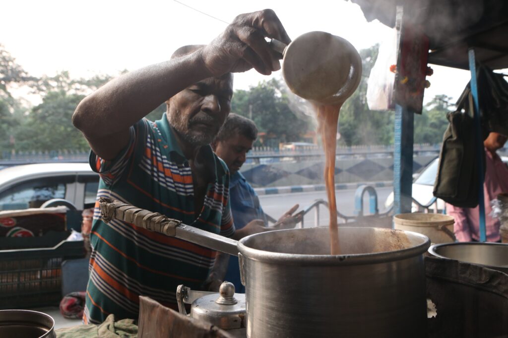 Un vânzător prepară ceai la o tarabă temporară de pe strada din Kolkata, India, pe 21 noiembrie 2024