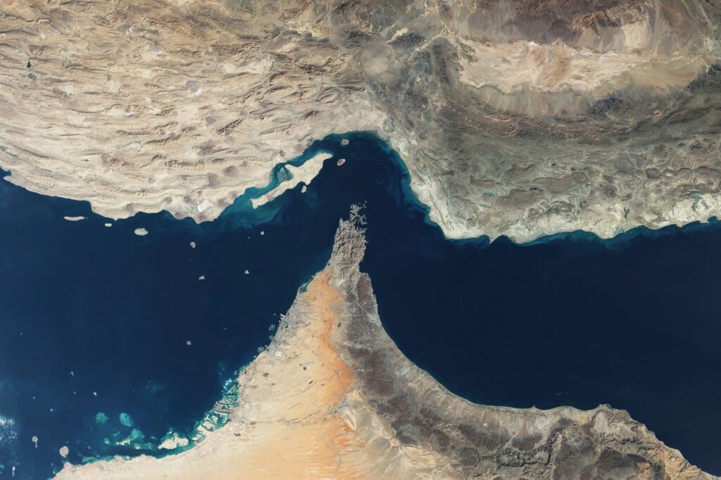 O imagine din satelit a Strâmtorii Hormuz, o cale navigabilă strategică între Iran și Oman, care leagă Golful Persic de Marea Arabiei. Navele de croazieră evită în prezent această cale navigabilă