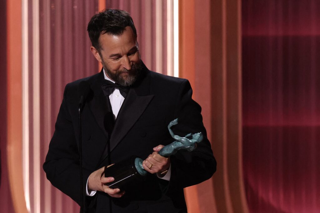 Noah Wyle acceptă premiul pentru interpretare remarcabilă a unui actor masculin într-un serial dramatic pentru „The Pitt”