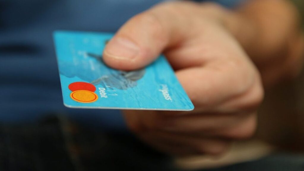 Bani mai devreme pentru 7 milioane de români. ANPIS devansează plățile pe card