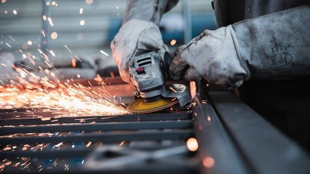 INS: A scăzut cifra de afaceri din industrie cu 16,3% față de decembrie 2025