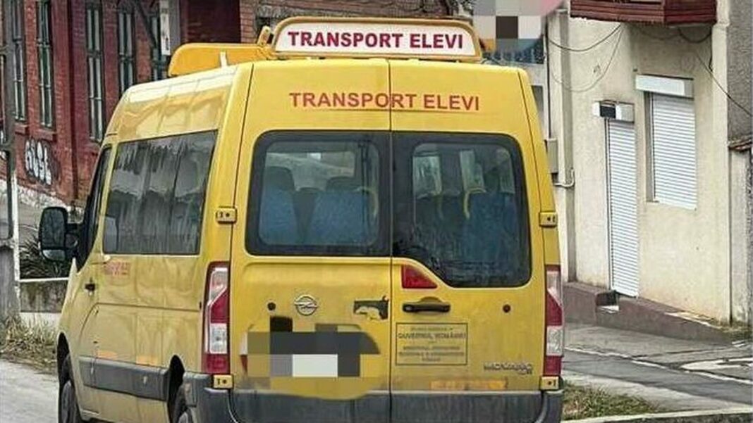 Trei elevi răniți după ce un microbuz școlar a fost implicat într-un accident pe DN 7