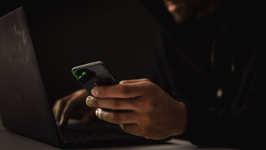 Escrocii cer ajutor pentru telefon și pot filma victimele fără ca acestea să își dea seama