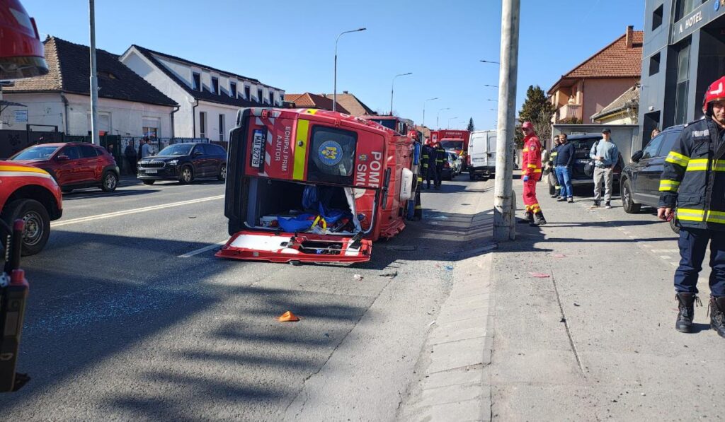 Ambulanţă cu şase persoane, implicată într-un accident. A fost activat Planul Roșu de Intervenție