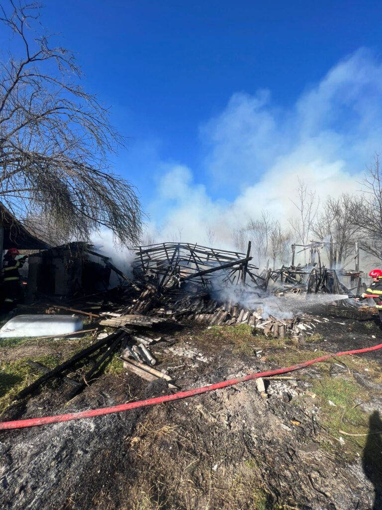 Vâlcea: Un incendiu de vegetație s-a extins la două anexe gospodărești din Livezi