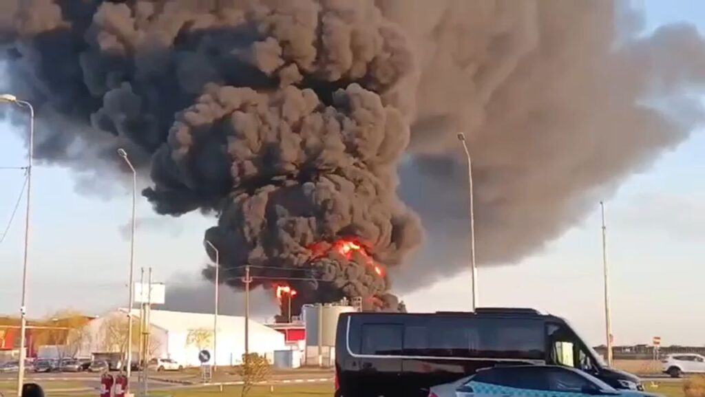 Incendiu puternic la o fabrică de polistiren din Arad. Locuitorii au primit alertă RO-ALERT