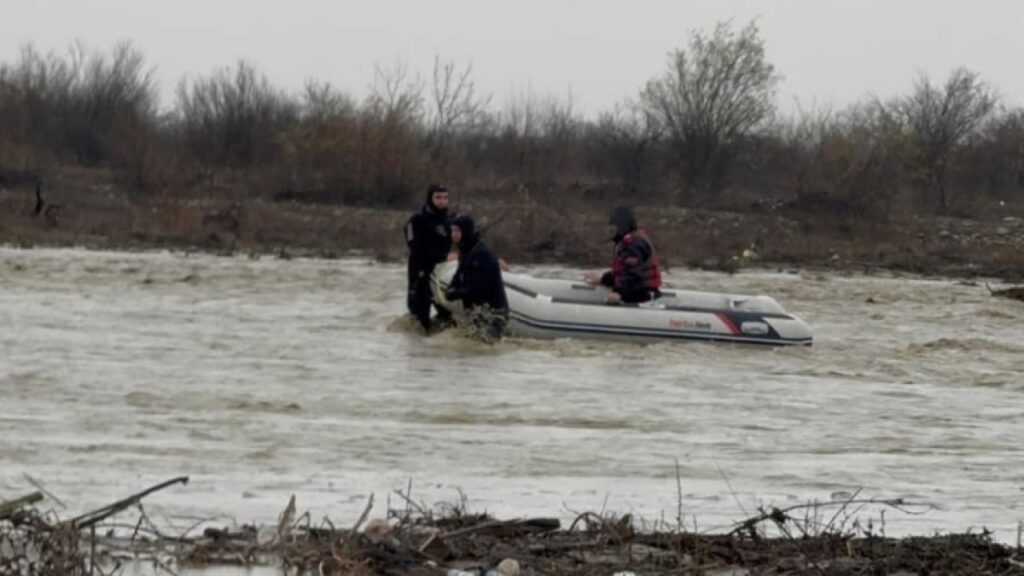 Alertă de inundații în Vrancea. Zeci de oameni evacuați, peste 160 au refuzat să plece