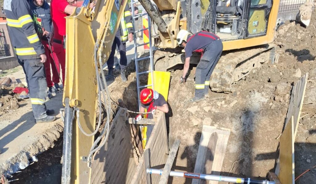 Un muncitor a murit după ce un mal de pământ s-a prăbuşit peste el când săpa un canal la 4 metri adâncime