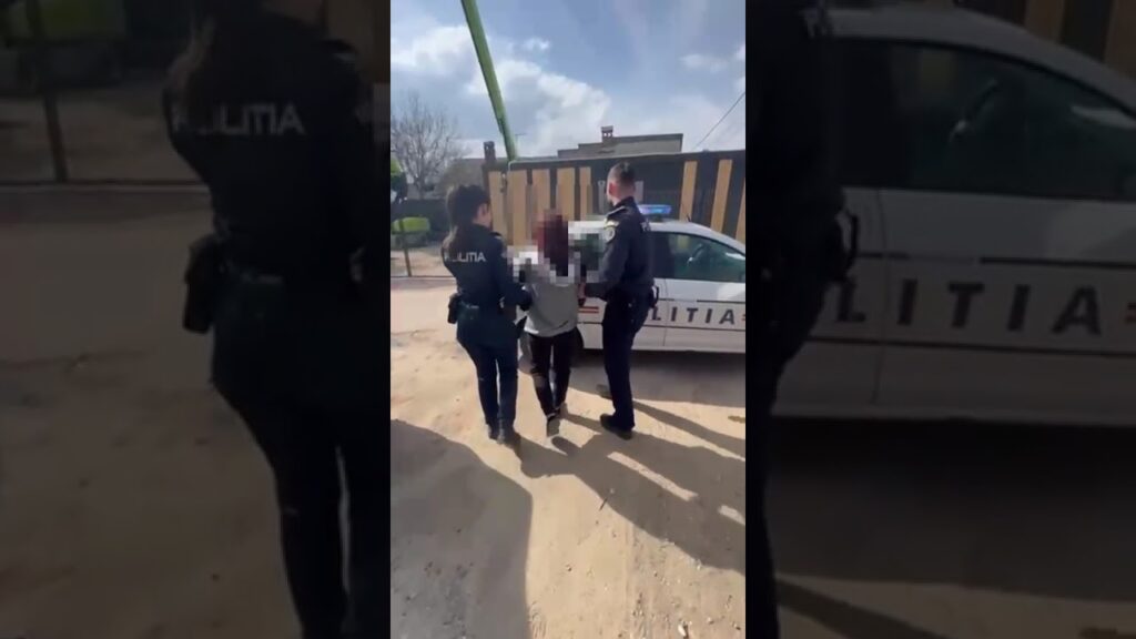 (VIDEO) Dolj: Tânără de 18 ani, reţinută de poliţişti după ce a condus fără permis