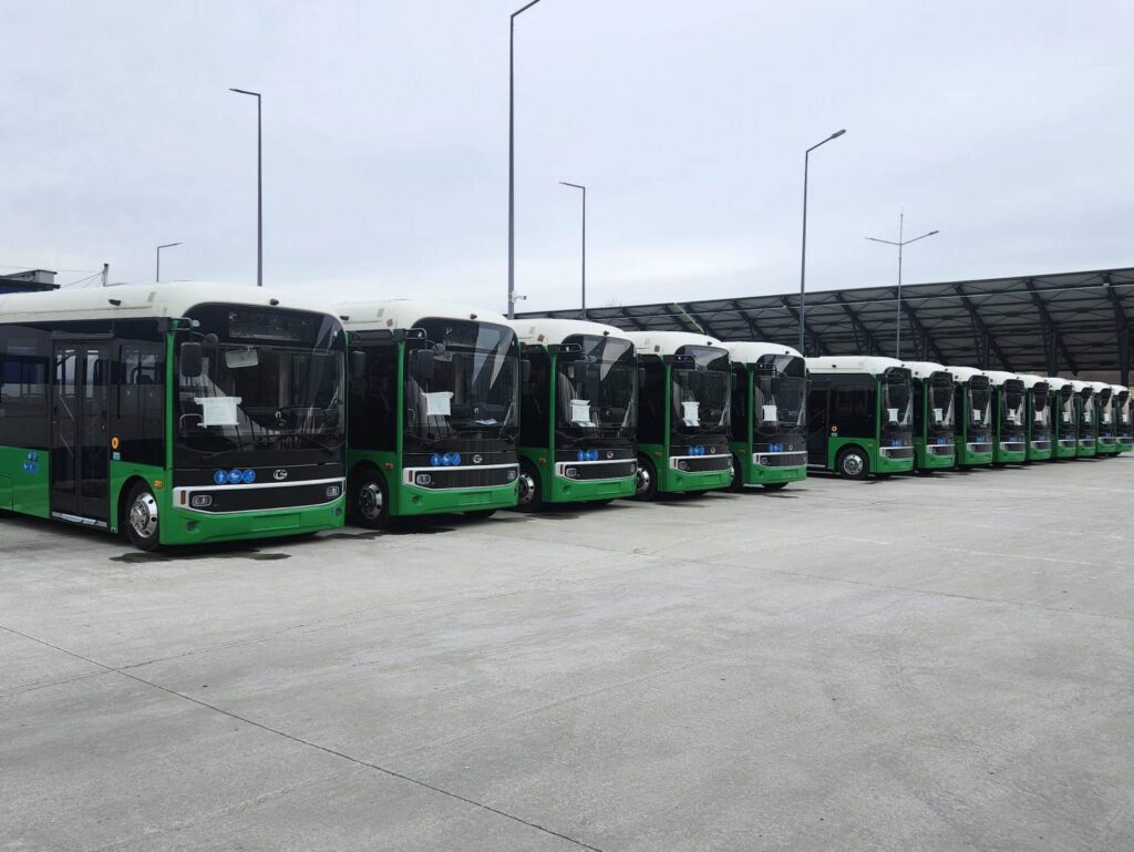 Râmnicu Vâlcea primește 15 microbuze electrice și stații de încărcare noi