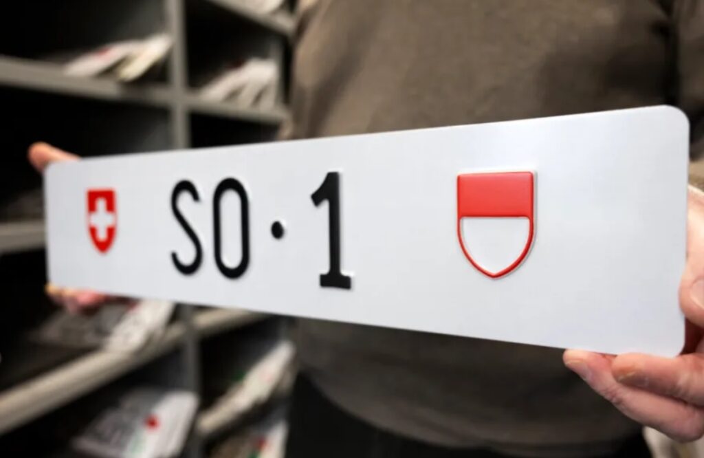 Plăcuțe de înmatriculare vândute cu sute de mii de franci în Elveția. Record de 390.000 CHF pentru „SO 1”