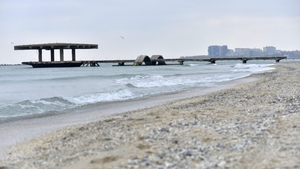CCR dezbate astăzi sesizarea lui Nicușor Dan pe legea plajelor de la Marea Neagră