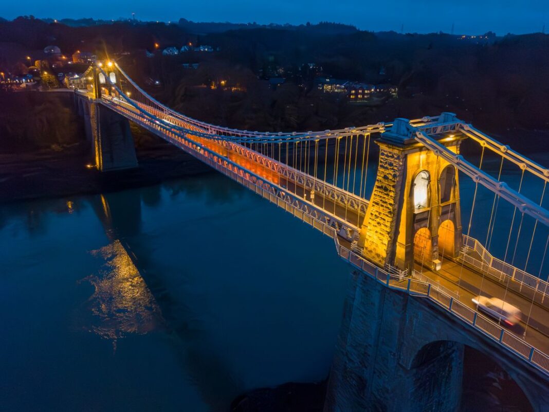 Vedere de seară a podului Menai din nordul Țării Galilor