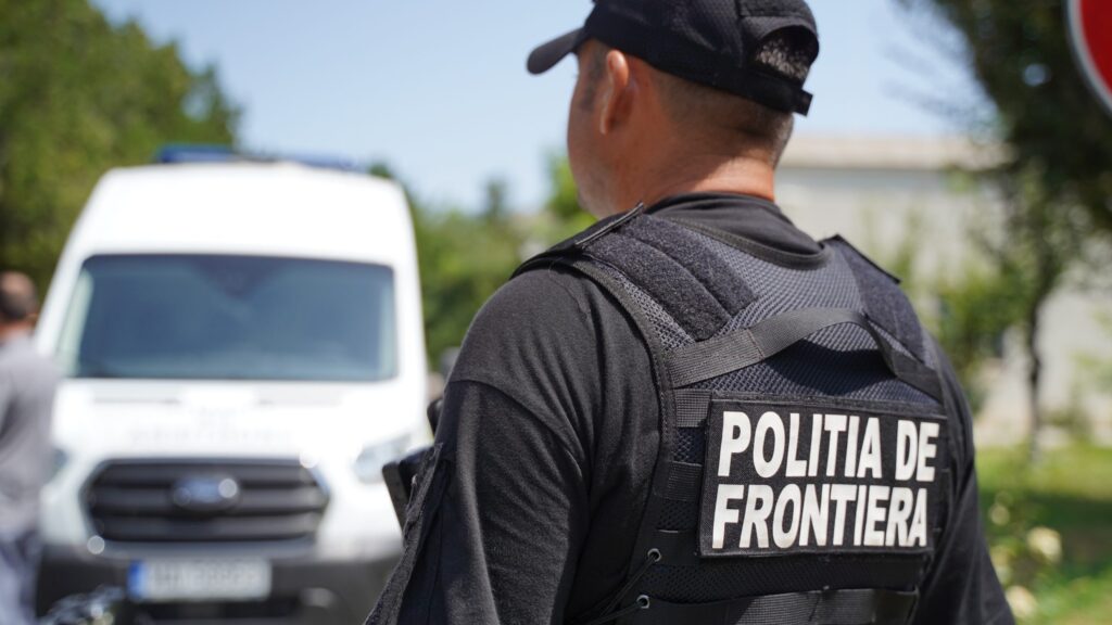 Polițist de frontieră, mușcat de mână de un contrabandist de țigări