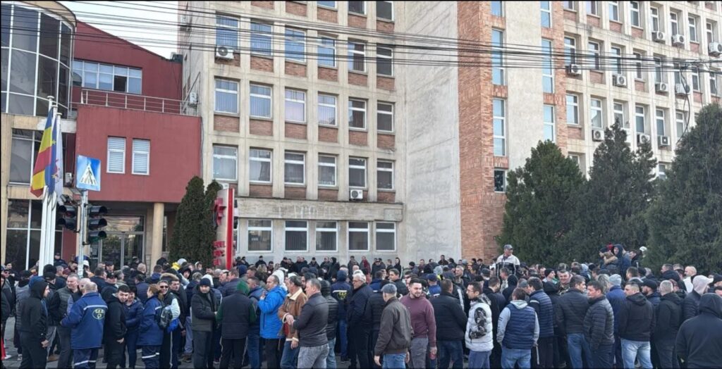 Protest în fața Complexului Energetic Oltenia. Angajații se tem că 1.500 de persoane își vor pierde locurile de muncă