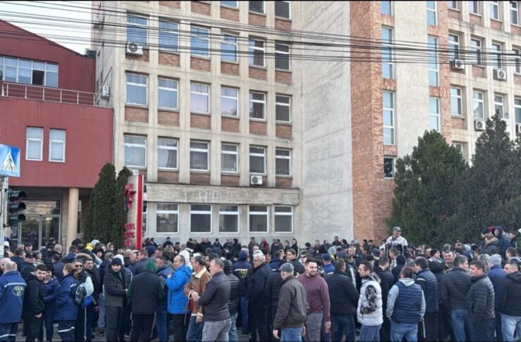 Aproximativ 200 de angajați ai Complexului Energetic Oltenia (CEO) au protestat la Târgu Jiu