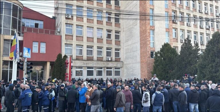 Protest în fața Complexului Energetic Oltenia. Angajații se tem că 1.500 de persoane își vor pierde locurile de muncă