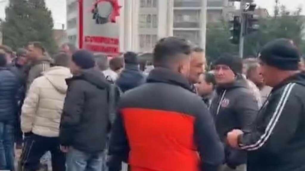 Gorj: Angajaţi ai Complexului Energetic Oltenia protestează în faţa sediului companiei