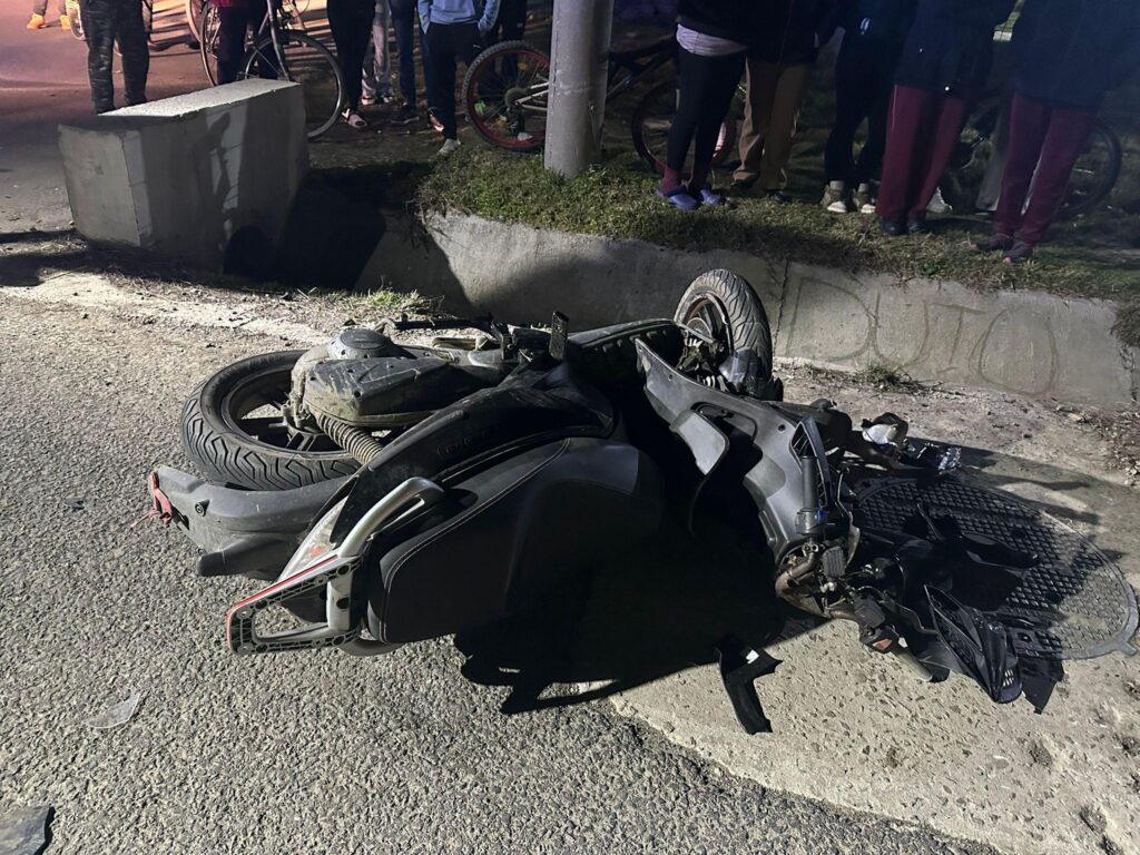 Un tânăr fără permis a murit după ce a intrat cu scuterul într-o mașină