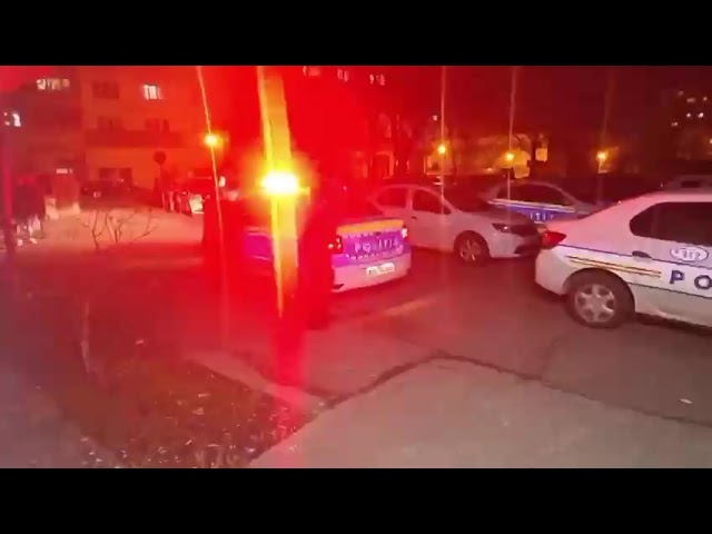 (VIDEO) Tânăr din Craiova, reținut de poliţişti după ce a înjunghiat un bărbat în parcarea unui centru comercial