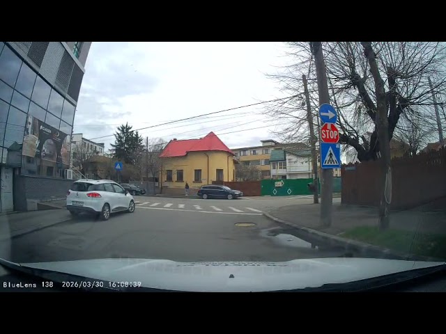 (VIDEO) Craiova: Pericol în trafic. Un curier pe trotinetă electrica tăie calea unui șofer