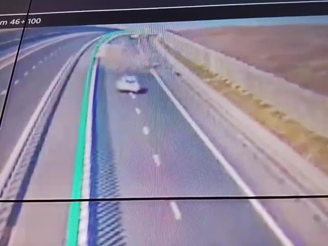 (Video) Olt: Un camion de marfă a lovit un autoturism staționat, pe Drumul Expres 12 Craiova – Pitești