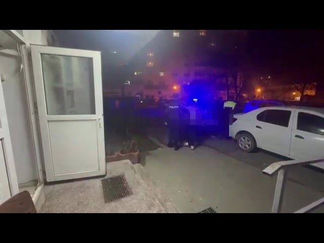 (VIDEO) Doi tineri reținuți pentru conducere cu mașina neînmatriculată și blocarea circulației în Craiova