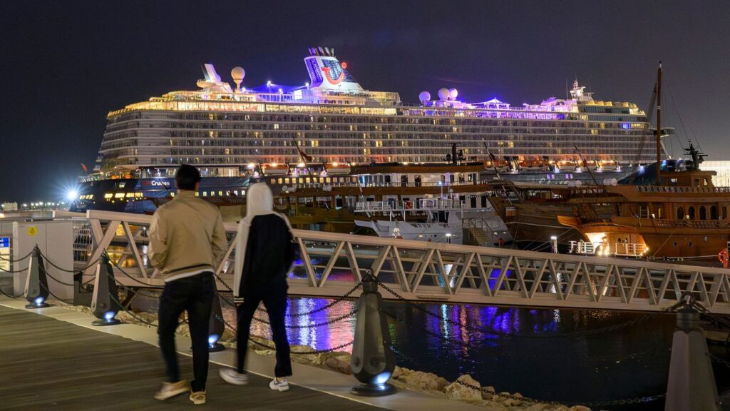 Petreceri sub amenințarea rachetelor: turiști blocați pe navele de croazieră în Orientul Mijlociu