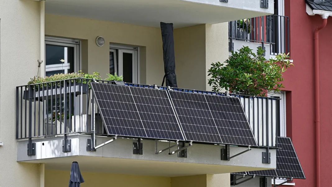 Panouri fotovoltaice de balcon, foarte populare în Germania, acum şi în magazine din România