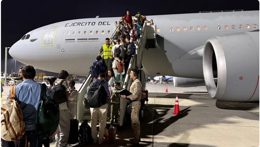 Cetățeni spanioli se îmbarcă într-un zbor de repatriere militară în Oman pe 4 martie
(Foto:Ministerul Apărării spaniol/Handout/Reuters)
