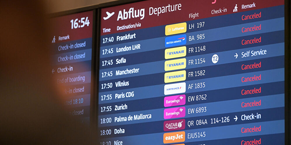 Zeci de zboruri anulate