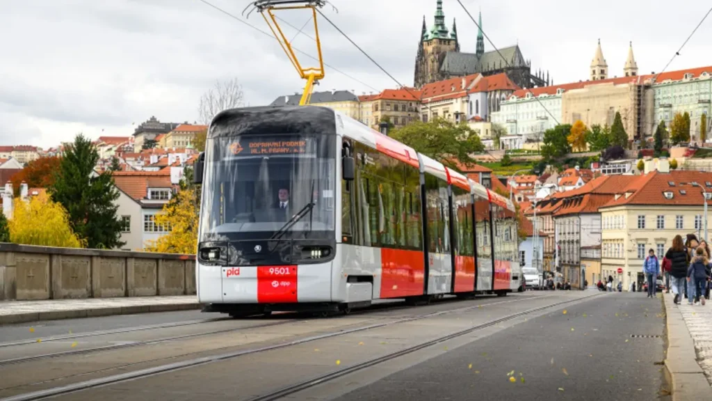 Elevi români în excursie la Praga, loviţi de tramvai