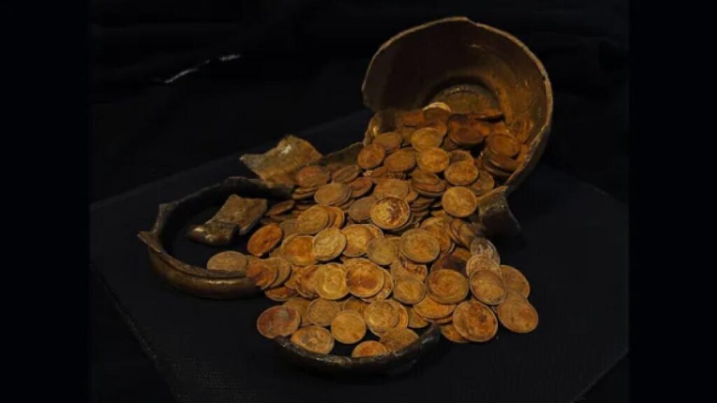 Tezaur din peste 400 de monede de aur, găsit sub o casă din Rusia