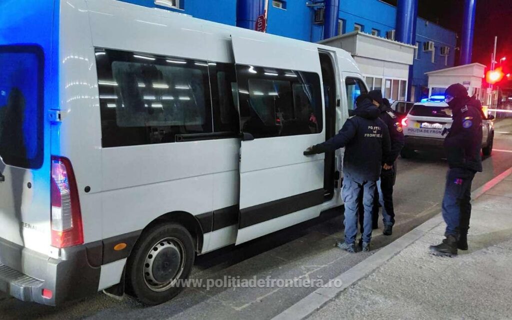 (VIDEO) 21 de migranți fără documente, descoperiți într-un microbuz în Dolj