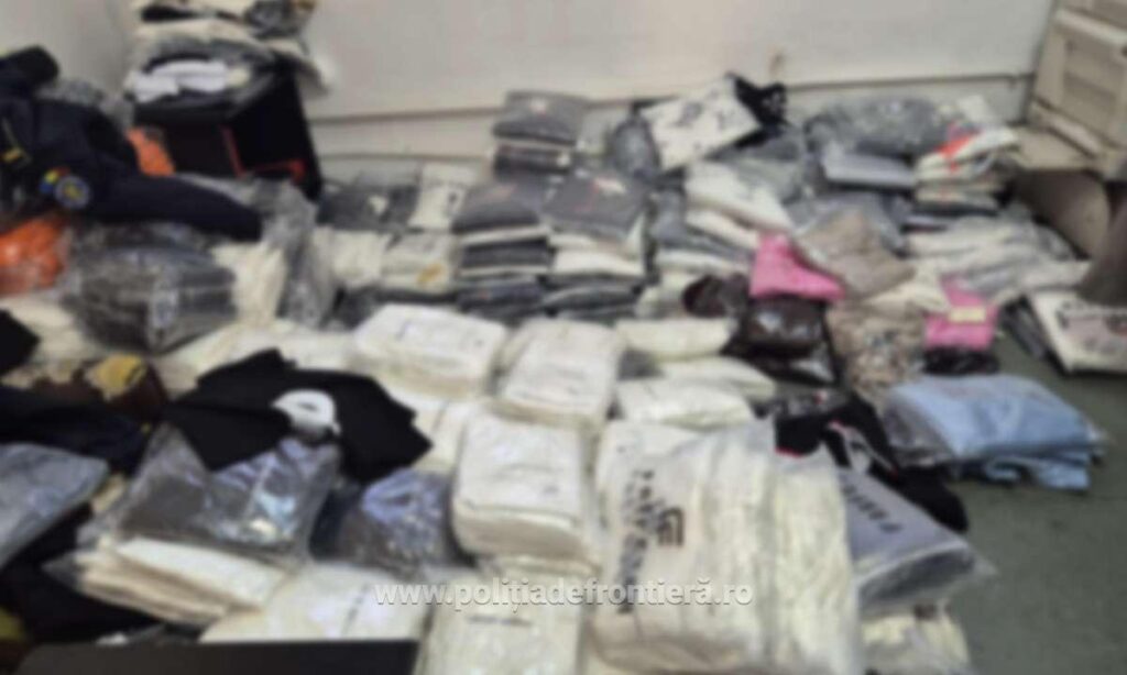 (VIDEO) Captură uriașă la Giurgiu: Aproape 10.000 de produse fake, descoperite într-un autocar venit din Turcia