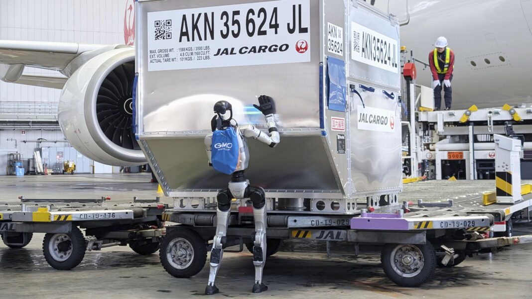 Roboții sunt deja utilizați în unele aeroporturi din Japonia, inclusiv pentru patrule de securitate și comerț cu amănuntul