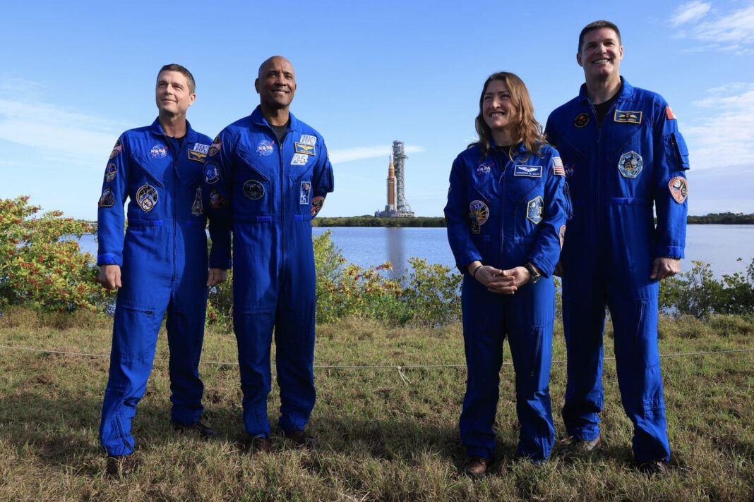 Comandantul Reid Wiseman, pilotul Victor Glover și specialiștii misiunii Christina Koch și Jeremy Hansen