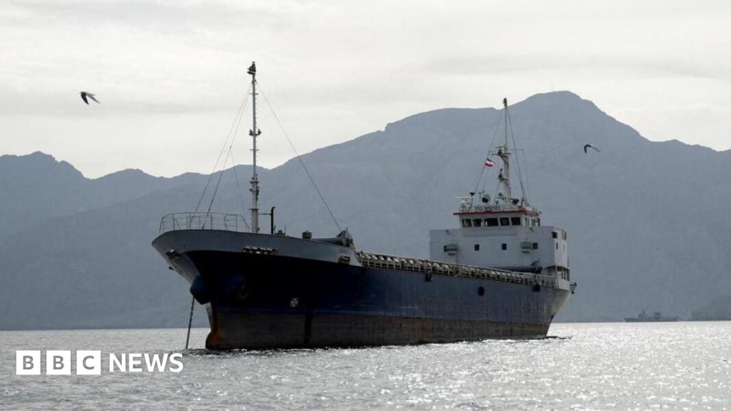 O navă în Strâmtoarea Ormuz