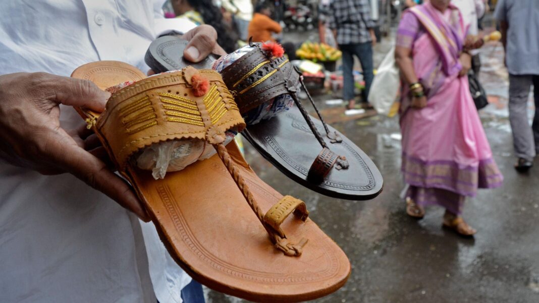 Sandalele Kolhapuri, fabricate în Maharashtra și Karnataka, datează din secolul al XII-lea.
