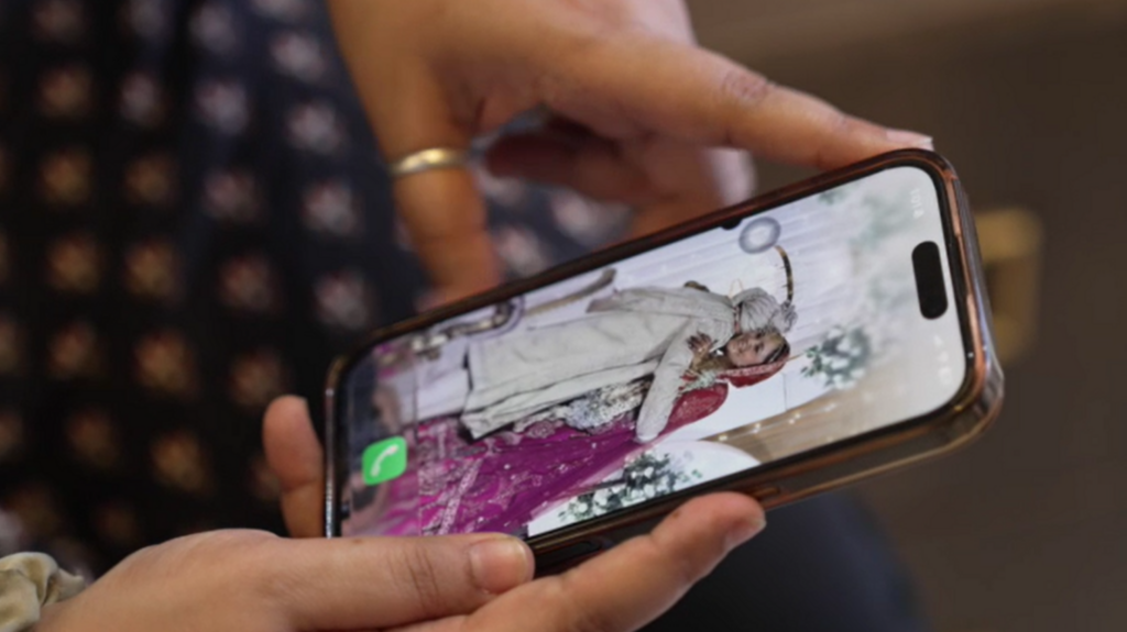 Pe ecranul de blocare al telefonului Aishanyei Dwivedi este o fotografie de la nunta ei