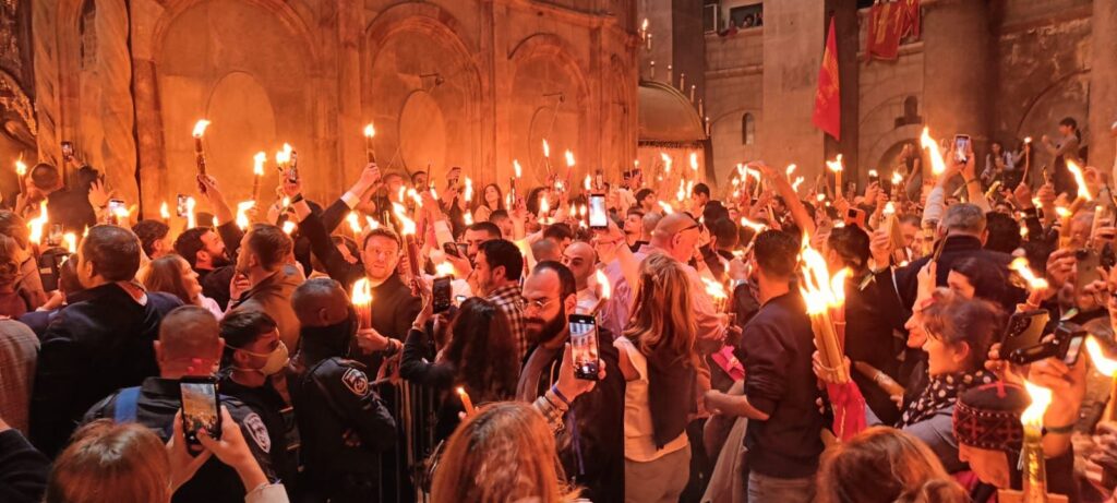 (VIDEO) S-a aprins Lumina Sfântă la Biserica Sfântului Mormânt din Ierusalim