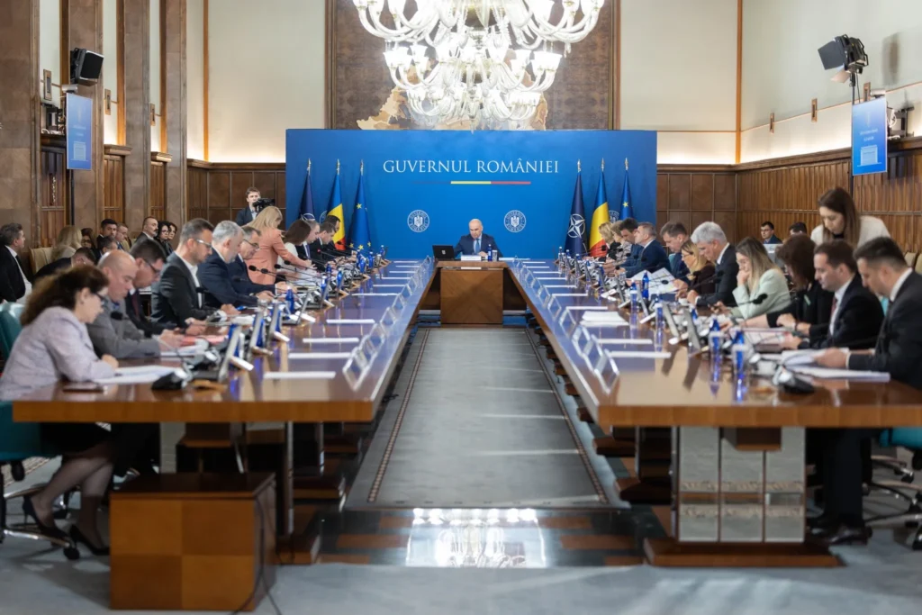 Guvernul a adoptat legea care limitează cumulul pensiilor speciale cu salariul la stat