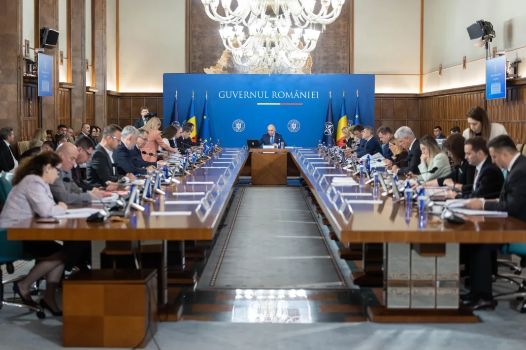 Guvernul a adoptat legea care limitează cumulul pensiilor speciale cu salariul la stat